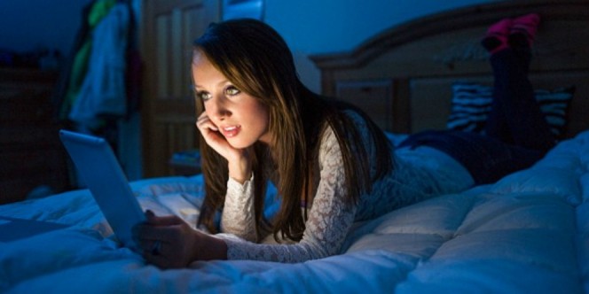 664xauto-jangan-mainan-ponsel-saat-mau-tidur-mengapa-1410031