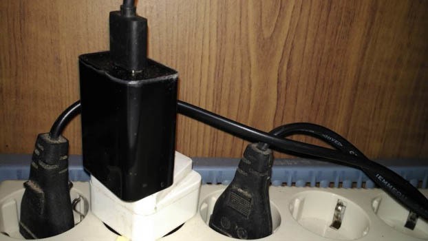 menggunakan charger sembarangan