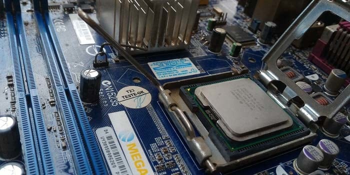 membeli laptop gaming