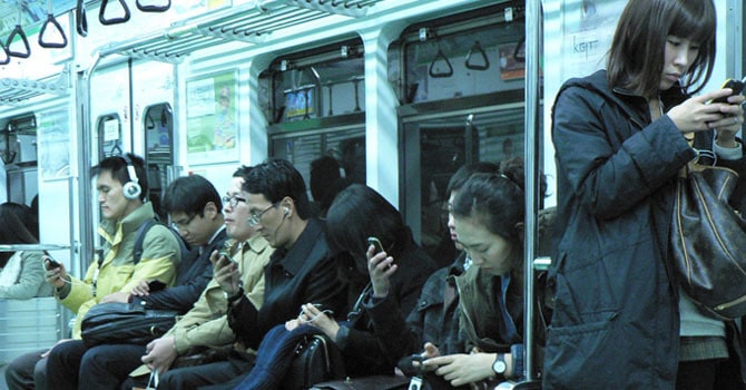 orang tidak bisa lepas dari smartphone