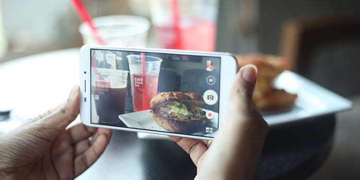 menggunakan smartphone