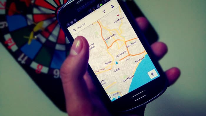 menggunakan smartphone