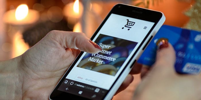 menggunakan smartphone