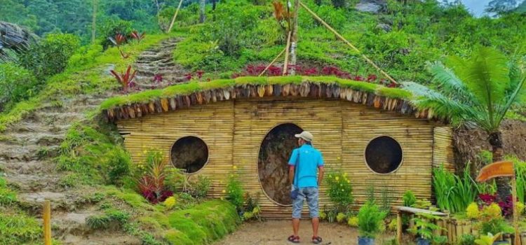 wisata rumah hobbit