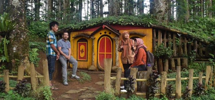 Rumah Hobbit Paraland Resort : Review Dan Harga Penginapan ...