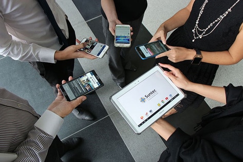 peoples using smartphone