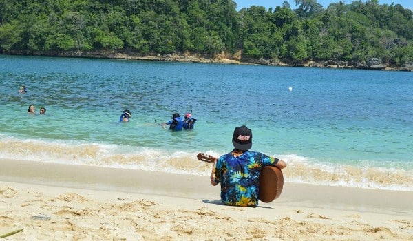 Pantai Tiga Warna, Wisata Pantai Tiga Warna, Keindahan Pantai Tiga Warna