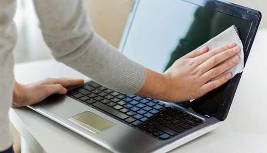 membersihkan layar laptop