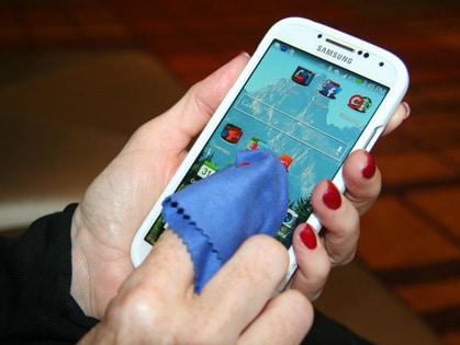 Cara membersihkan layar smartphone