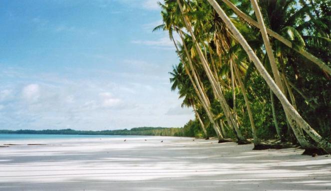 pantai terindah di maluku - pantai ngurbloat