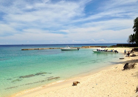 pantai terindah di maluku - pantai santai