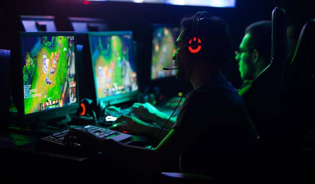 Perbedaan Bermain Game dan eSports