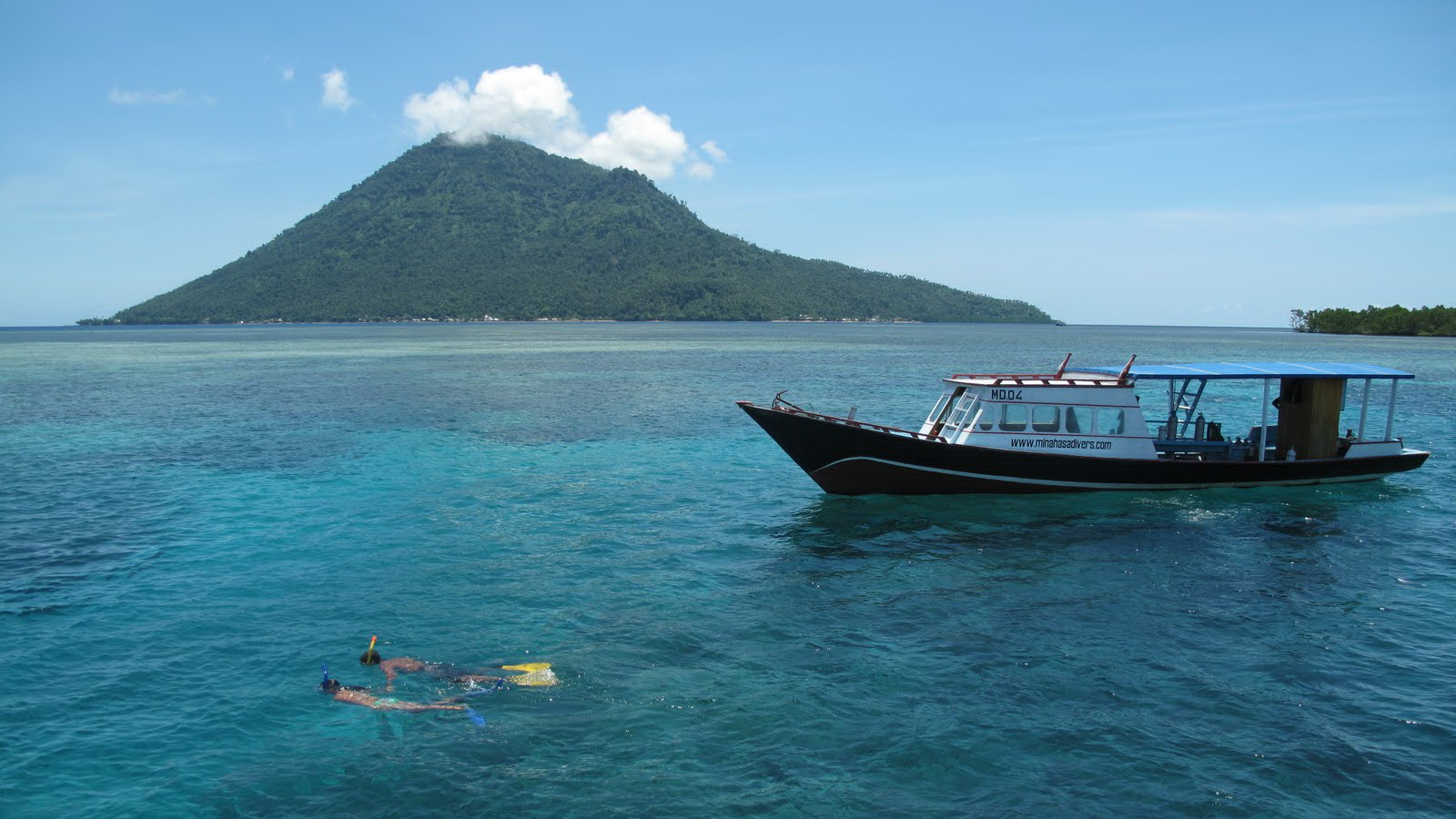 Pulau Manado Tua via panduanwisata.id