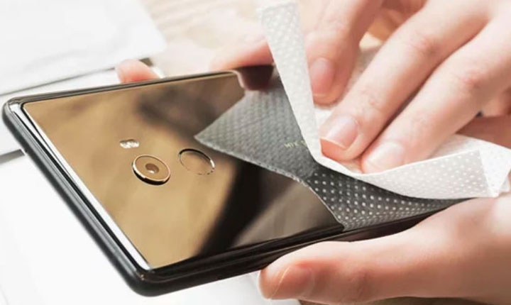 membersihkan layar ponsel