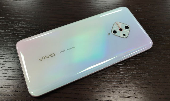 Penampakan Vivo V17