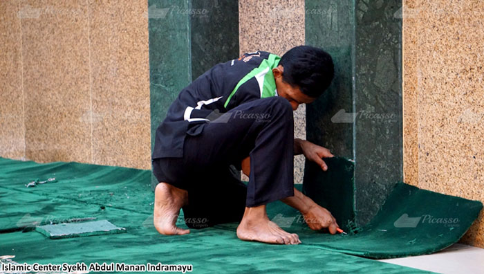 Setting Karpet masjid