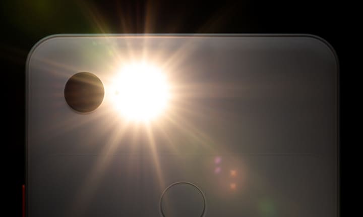 menyalakan senter smartphone