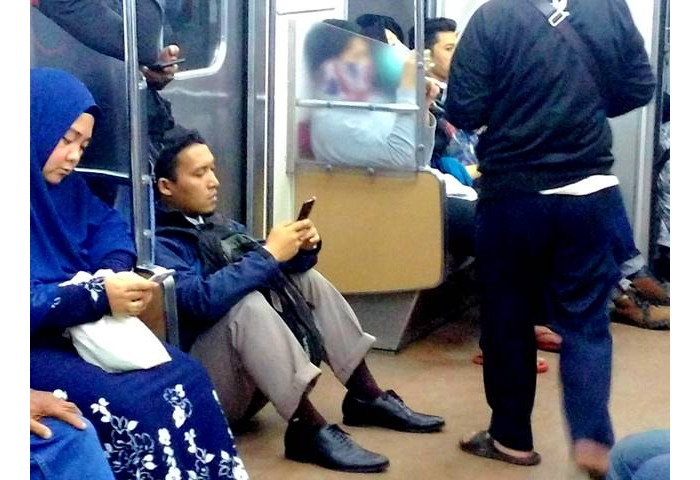 Duduk Di Lantai Saat Naik Kereta Api